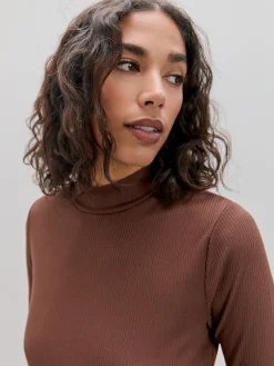 CAMISETA CANALE DETALLE