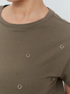 CAMISETA DETALLES METALICOS